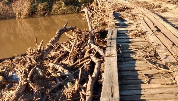 Força da água coloca em perigo a ponte do Botucaraí