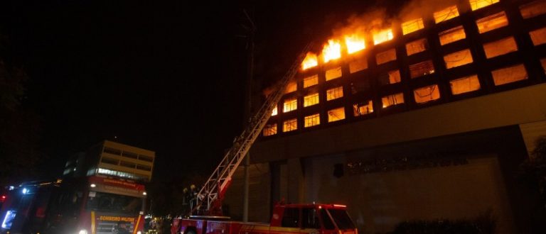 Bombeiros seguem desaparecidos após incêndio no prédio da SSP