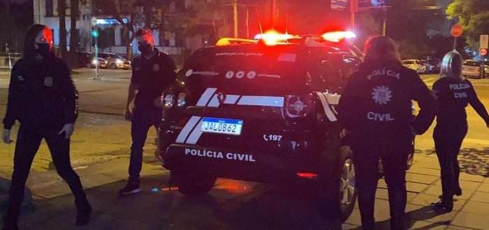 Polícia prende cirurgião plástico acusado por assédio por mais de 90 mulheres