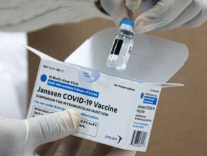 Anvisa pede à Janssen informações sobre dose de reforço contra covid