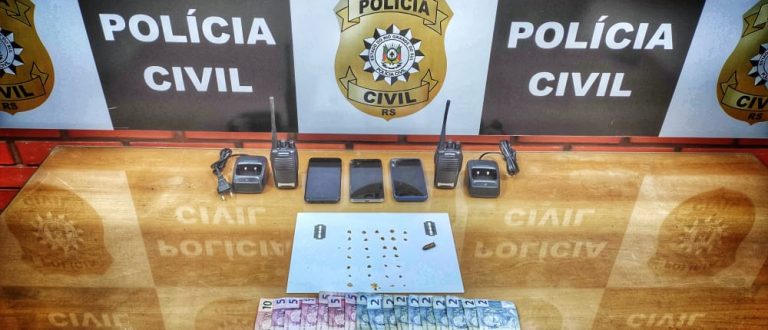 Tráfico no Beco dos Trilhos: dupla é presa com crack e radiocomunicadores