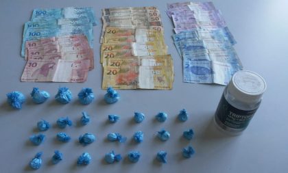 Polícia prende homem com cocaína, celular e R$ 1,1 mil