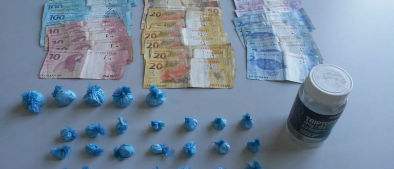 Polícia prende homem com cocaína, celular e R$ 1,1 mil