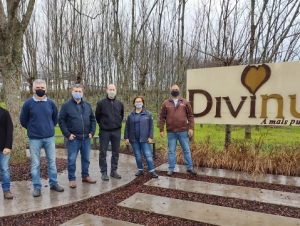 Extensionistas visitam viveiro de mudas e agroindústria Divinut em Cachoeira do Sul