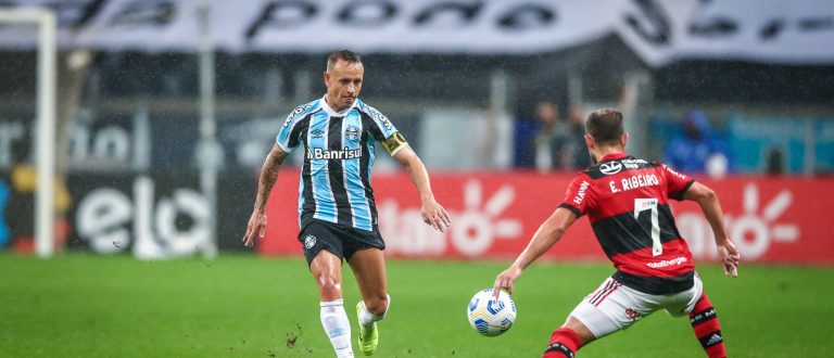 Com um a mais, Grêmio é goleado em casa