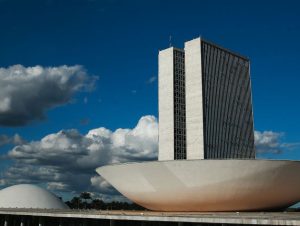 Governo manda servidores federais voltarem ao trabalho presencial