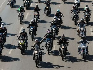 Bolsonaro participa de passeio de moto em homenagem ao Dia dos Pais