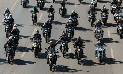 Bolsonaro participa de passeio de moto em homenagem ao Dia dos Pais