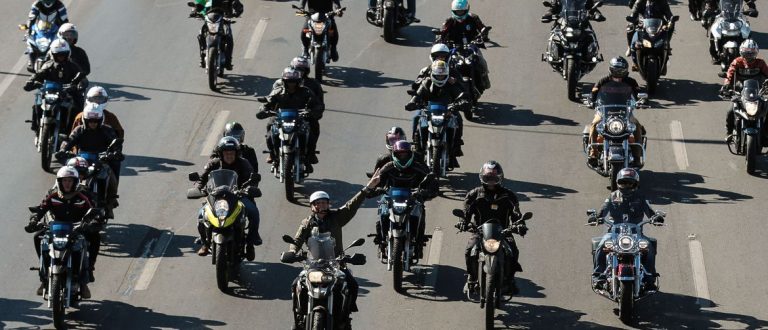 Bolsonaro participa de passeio de moto em homenagem ao Dia dos Pais