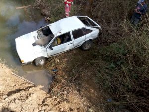 Carro cai de ponte no interior de Agudo