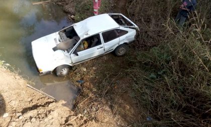 Carro cai de ponte no interior de Agudo