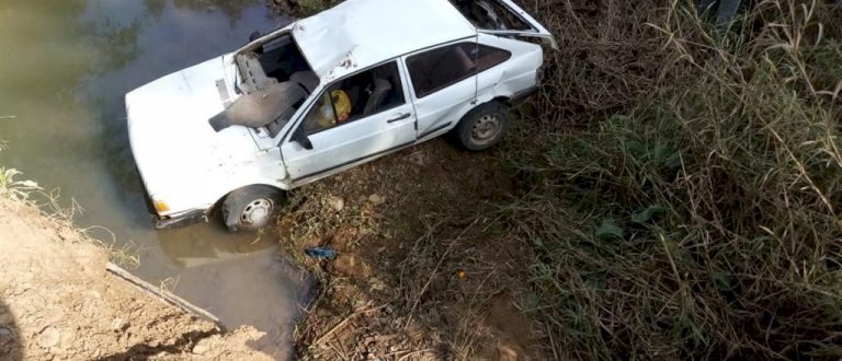 Carro cai de ponte no interior de Agudo