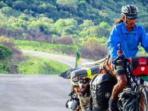 Ciclista cachoeirense que pedalou pela América com cachorrinha é entrevistado na Fan