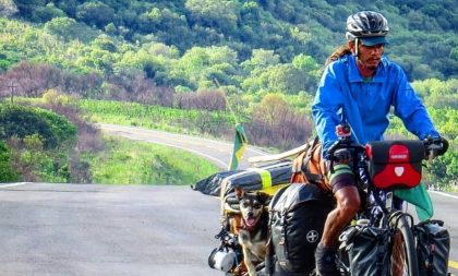 Ciclista cachoeirense que pedalou pela América com cachorrinha é entrevistado na Fan