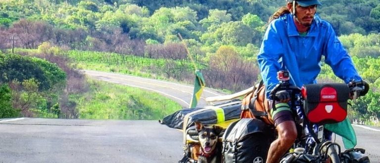 Ciclista cachoeirense que pedalou pela América com cachorrinha é entrevistado na Fan