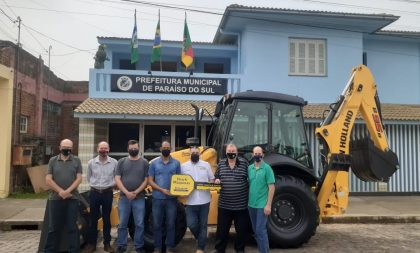 Paraíso do Sul: Prefeitura recebe retroescavadeira