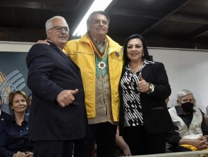 Presidente Jair Bolsonaro recebe a Medalha do Mérito Farroupilha durante visita à 44ª Expointer