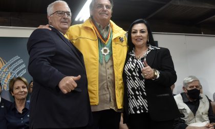 Presidente Jair Bolsonaro recebe a Medalha do Mérito Farroupilha durante visita à 44ª Expointer