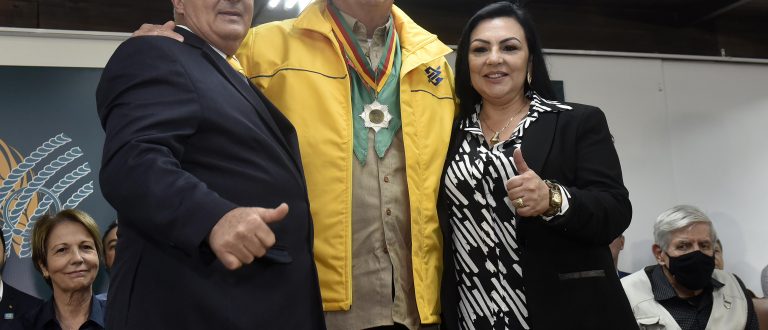 Presidente Jair Bolsonaro recebe a Medalha do Mérito Farroupilha durante visita à 44ª Expointer