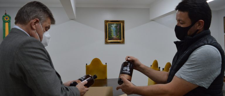 Investimento de R$ 500 mil: prefeito José Otávio recebe empresário de cervejaria