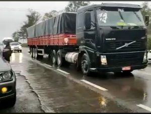 Caminhoneiros trancam passagem de veículos de carga na Porteira Sete