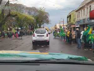 Vídeos: carreata pró-Bolsonaro chama atenção em Cachoeira