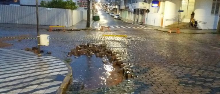 Chuva e granizo causam estragos na cidade e o interior