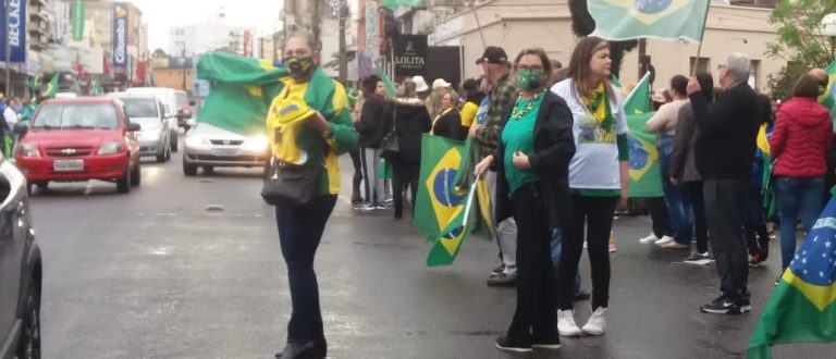 Apoiadores de Bolsonaro vão às ruas em Cachoeira