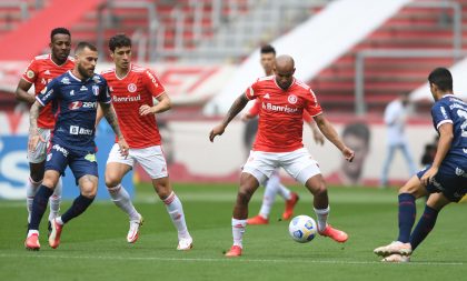 Com gol nos acréscimos, Inter vence e sobe na tabela