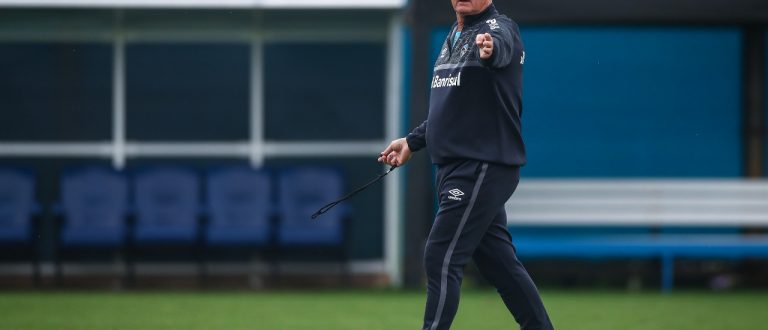 Grêmio faz treino tático em preparação para subir na tabela