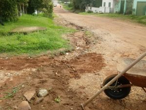 Moradores resolvem tapar a buraqueira do Bairro Barcelos