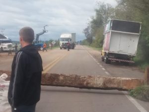 Caminhoneiros mantêm protesto na BR-153 em Cachoeira