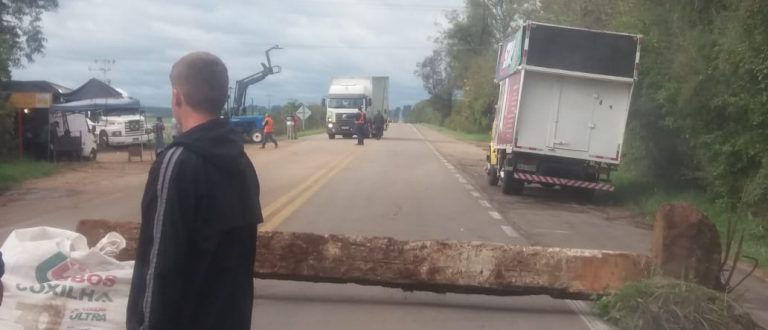 Caminhoneiros mantêm protesto na BR-153 em Cachoeira