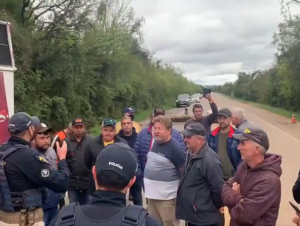 Caminhoneiros: PRF desbloqueia BR-153 em Cachoeira do Sul