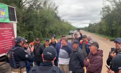 Caminhoneiros: PRF desbloqueia BR-153 em Cachoeira do Sul