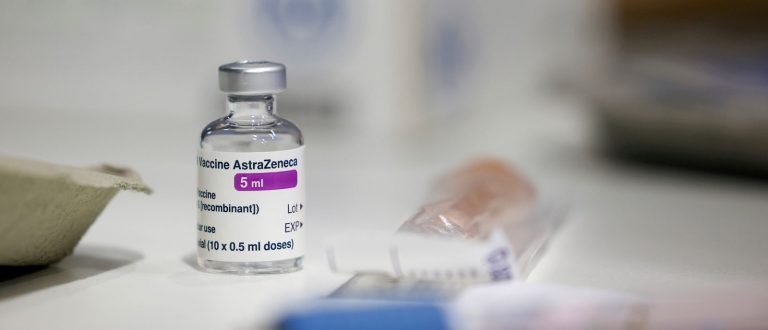 Intervalo para 2ª dose da AstraZeneca baixa para 8 semanas