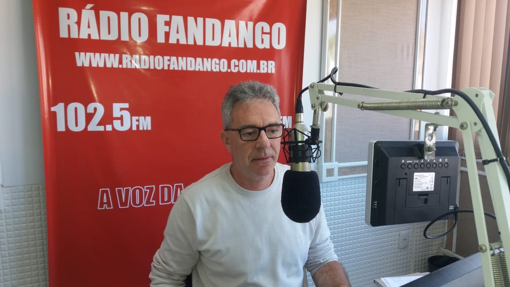 Carlos Simonetti, no programa Rádio Repórter, Rádio Fandango / Crédito: OC/Arquivo