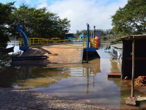 Balsa Deusa do Jacuí fará transporte de caminhões, máquinas e ônibus