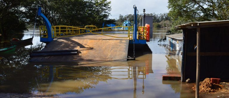 Balsa Deusa do Jacuí fará transporte de caminhões, máquinas e ônibus