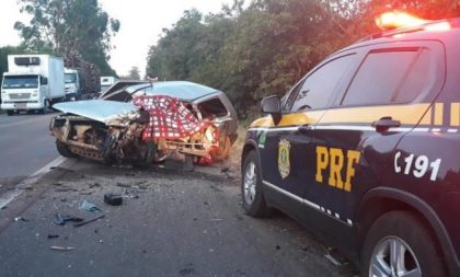 Acidente entre carreta e carro resulta em morte na BR-290