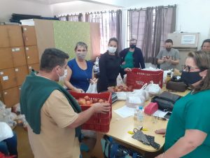 Alunos da rede municipal recebem kits de alimentação