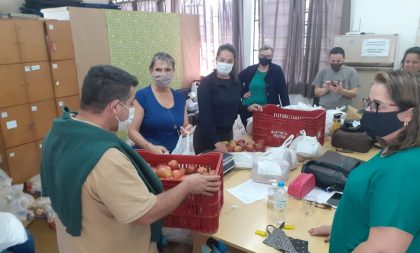 Alunos da rede municipal recebem kits de alimentação