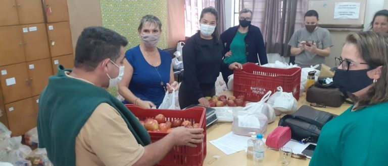 Alunos da rede municipal recebem kits de alimentação