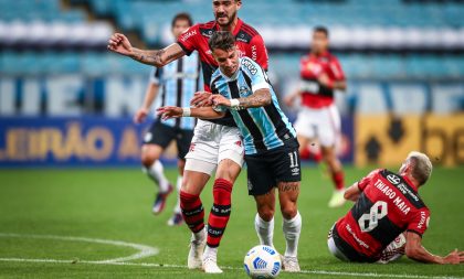 Na raça e com 1 a menos, Grêmio busca empate com Flamengo