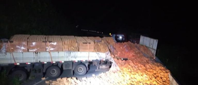 Comando Rodoviário de Cachoeira do Sul: carreta com tijolos colide em barranco