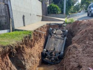 Carro cai em vala no Alto do Amorim