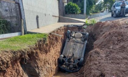 Carro cai em vala no Alto do Amorim