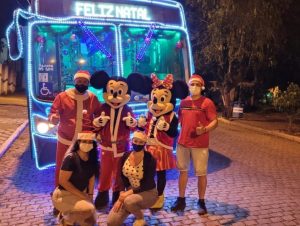 Passeio com ônibus de Natal encanta crianças do Lar