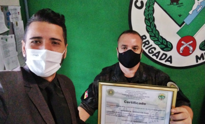 Vereador Magaiver recebe certificado do 2º BABM por relevantes serviços prestados a comunidade