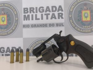 BM de Cachoeira do Sul prende trio por porte ilegal de arma de fogo